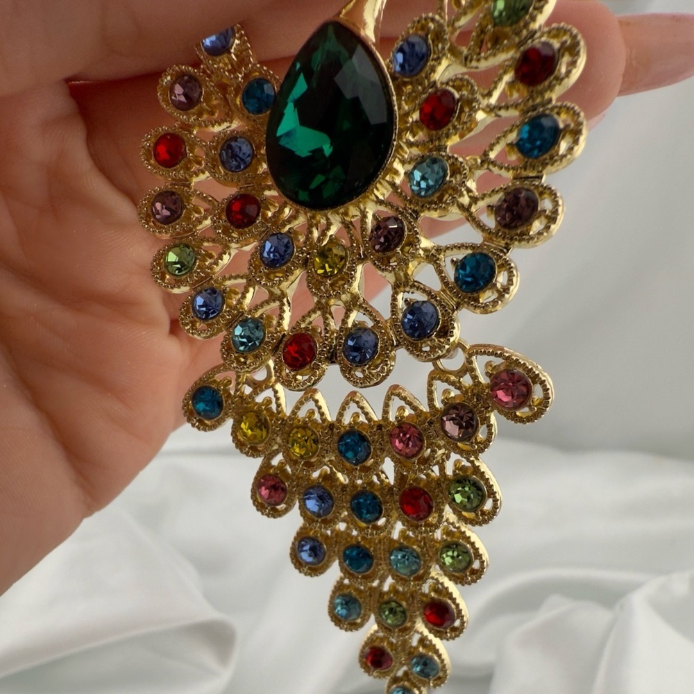 Queen Style Gold Peacock Brooch with Multicolor Gems - Picture 8 of 10